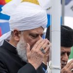 Müslüman Ahmediye Cemaati Norveç saldırılarının kurbanları için duada bulunuyo