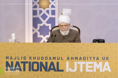 Müslüman Ahmediye Cemaati’nin Başkanı, Huddamu’l Ahmediye Meclisi İçtimasını İmanları Coşturan bir konuşma ile sonlandırdı